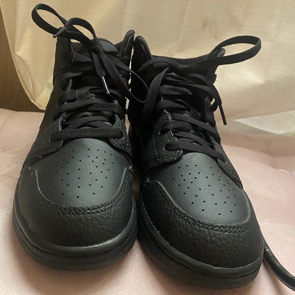 Black Jordan 1's - Picture 5 of 12